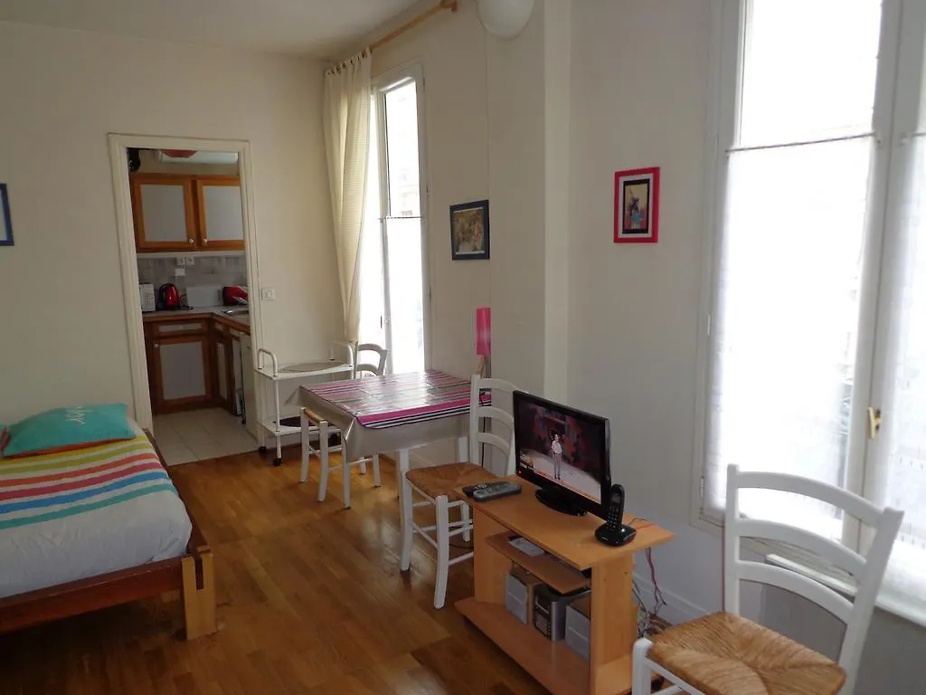 Alesia Grand Studio Apartment Paris