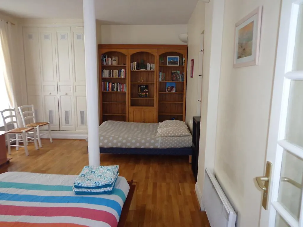 Alesia Grand Studio Apartment