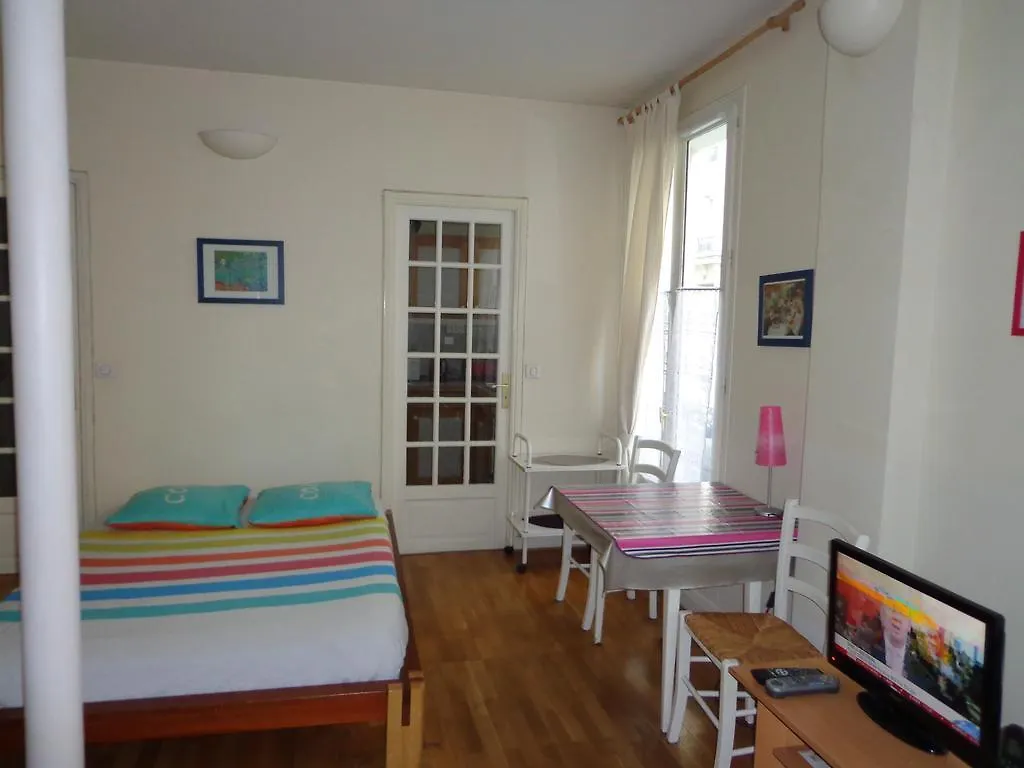 Alesia Grand Studio Apartment Paris